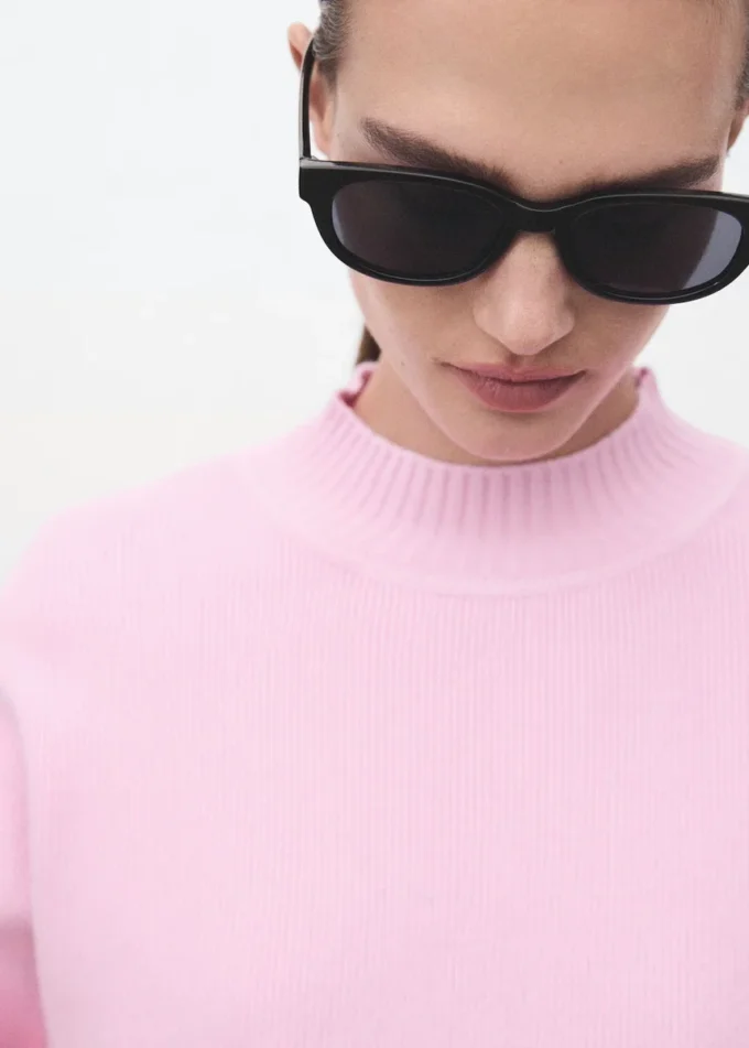 Pullover mit hohem Kragen Pullover mit hohem Kragen
