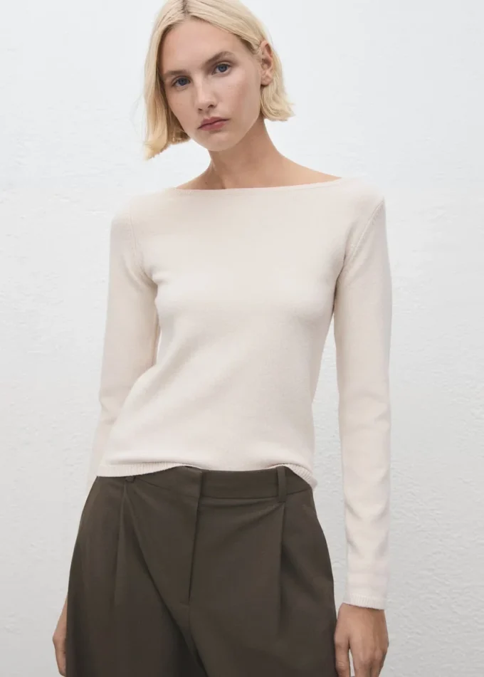 Pullover mit U-Boot-Ausschnitt Pullover mit U-Boot-Ausschnitt