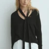 Pullover mit V-Ausschnitt und Schal Pullover mit V-Ausschnitt und Schal