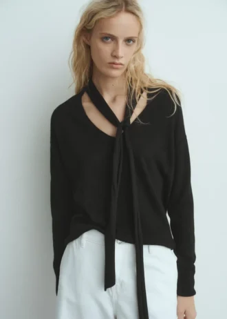 Pullover mit V-Ausschnitt und Schal