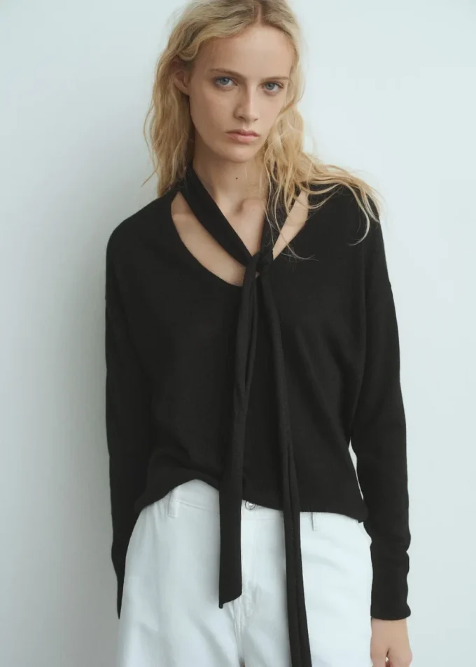 Pullover mit V-Ausschnitt und Schal Pullover mit V-Ausschnitt und Schal