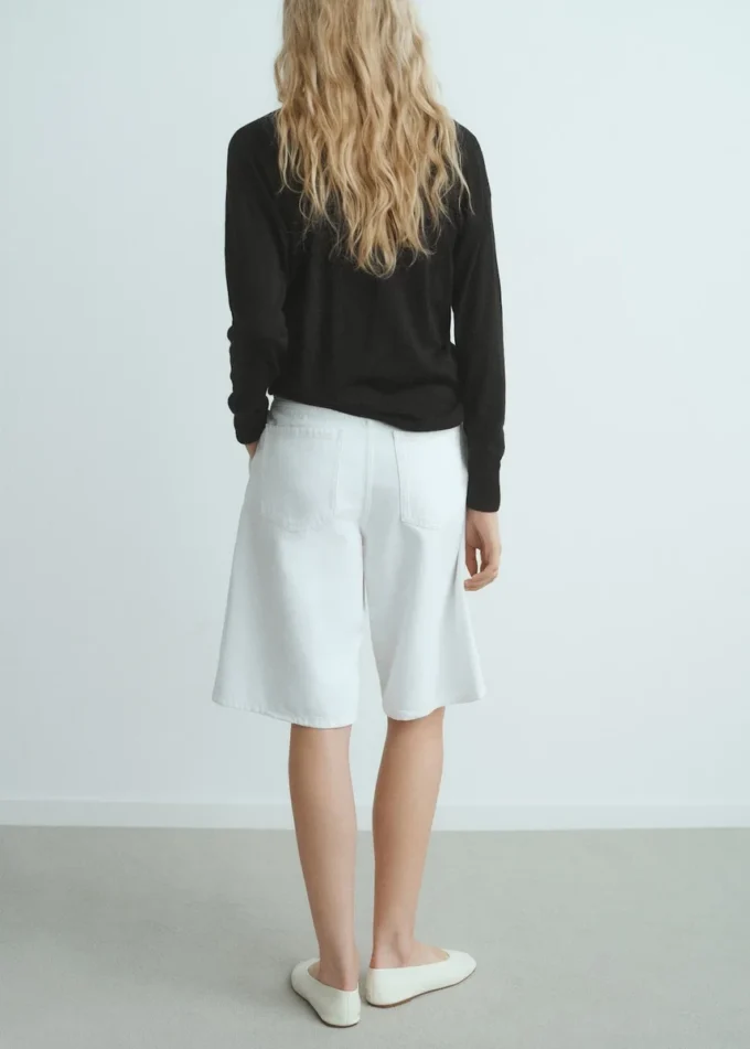 Pullover mit V-Ausschnitt und Schal Pullover mit V-Ausschnitt und Schal