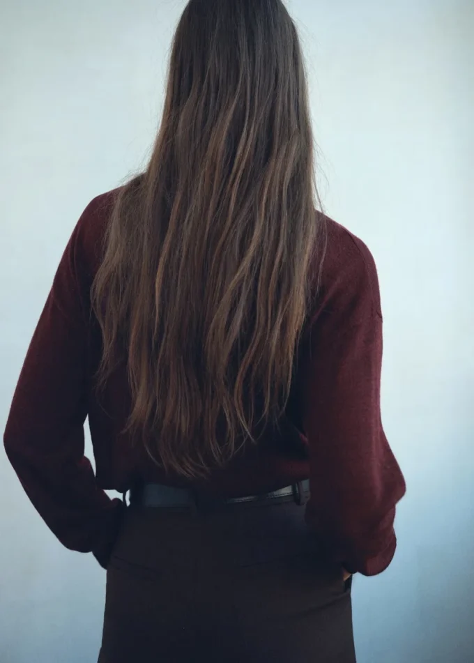 Pullover mit V-Ausschnitt und Schal Pullover mit V-Ausschnitt und Schal