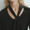 Pullover mit V-Ausschnitt und Schal Pullover mit V-Ausschnitt und Schal