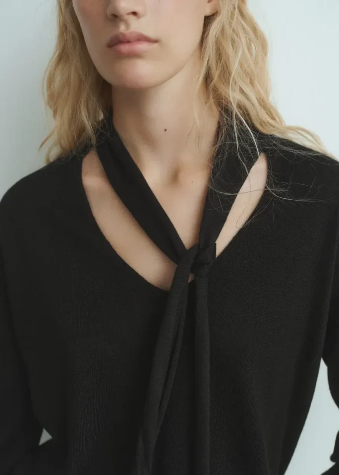 Pullover mit V-Ausschnitt und Schal Pullover mit V-Ausschnitt und Schal
