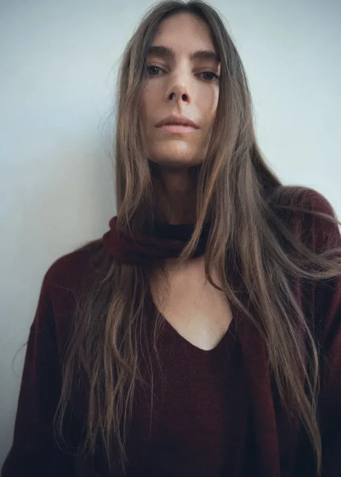 Pullover mit V-Ausschnitt und Schal Pullover mit V-Ausschnitt und Schal