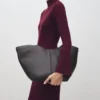 Rippstrickkleid mit Perkins-Ausschnitt Rippstrickkleid mit Perkins-Ausschnitt