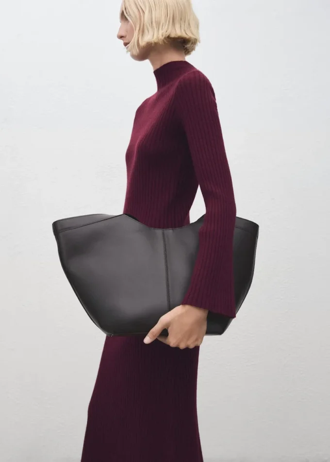 Rippstrickkleid mit Perkins-Ausschnitt Rippstrickkleid mit Perkins-Ausschnitt
