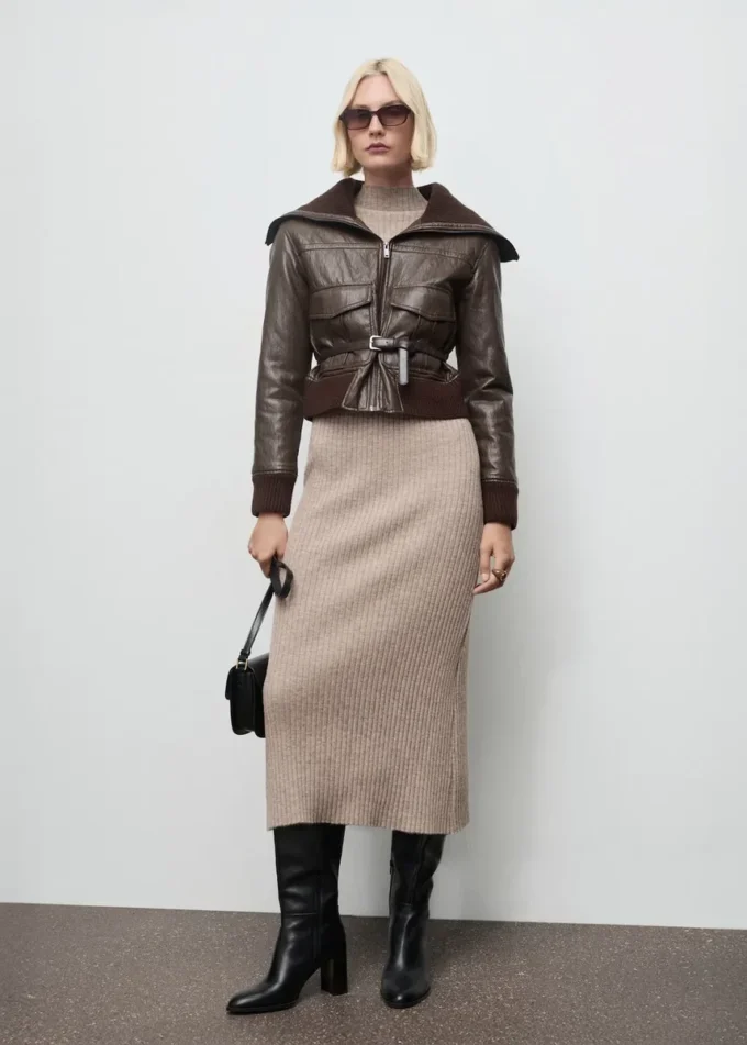 Rippstrickkleid mit Perkins-Ausschnitt Rippstrickkleid mit Perkins-Ausschnitt