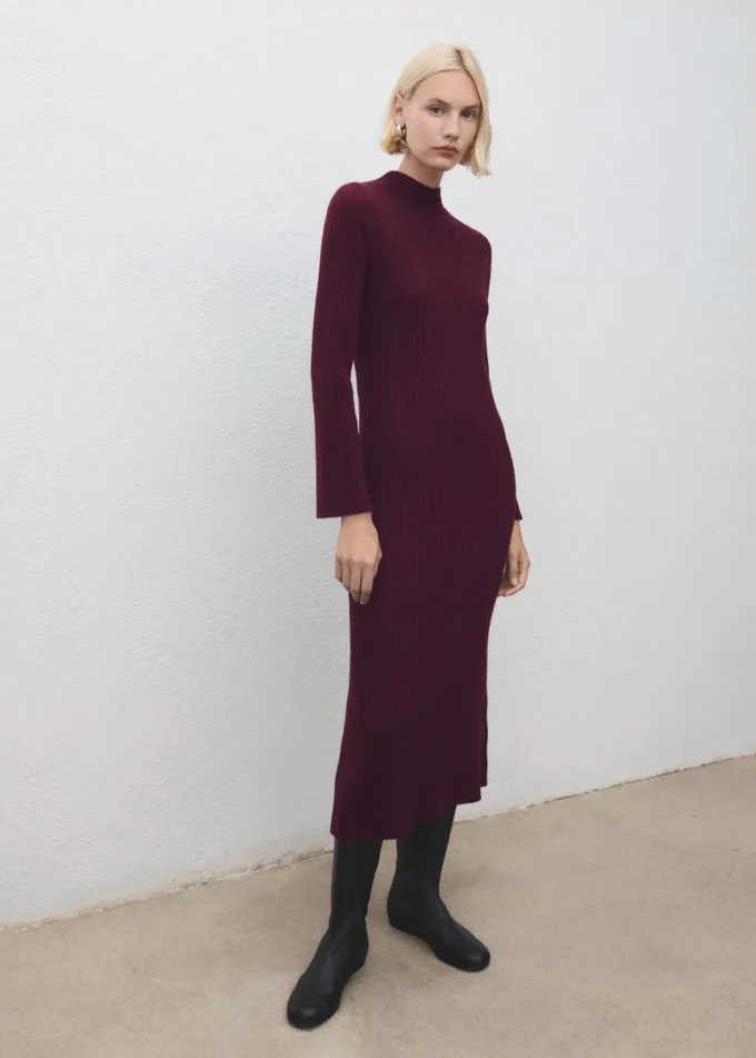 Rippstrickkleid mit Perkins-Ausschnitt Rippstrickkleid mit Perkins-Ausschnitt