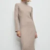 Rippstrickkleid mit Perkins-Ausschnitt Rippstrickkleid mit Perkins-Ausschnitt
