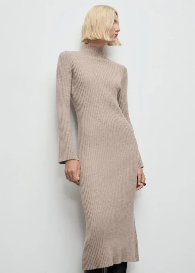 Rippstrickkleid mit Perkins-Ausschnitt Rippstrickkleid mit Perkins-Ausschnitt