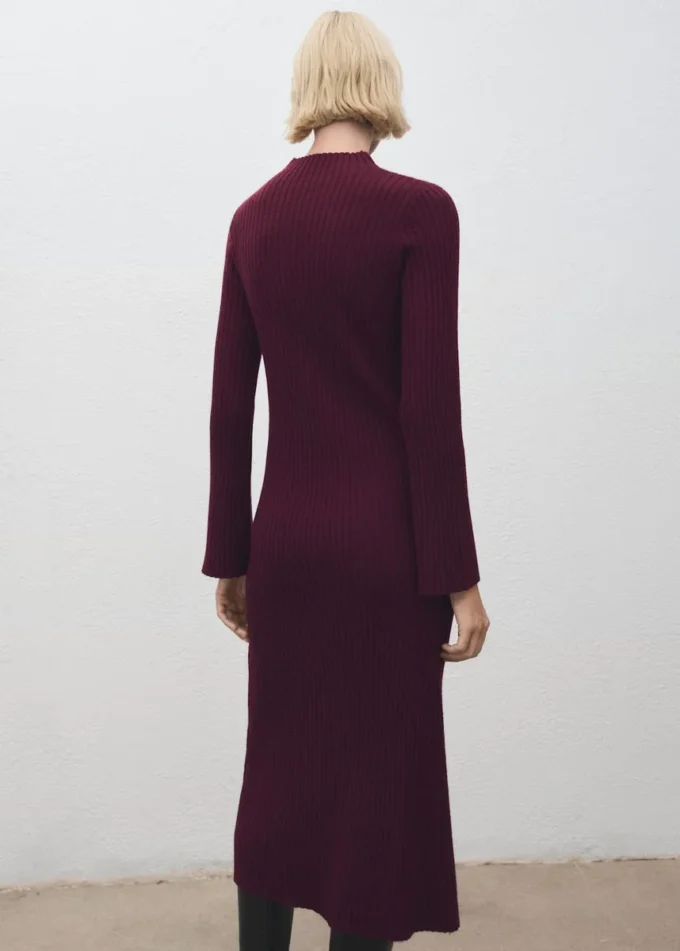 Rippstrickkleid mit Perkins-Ausschnitt Rippstrickkleid mit Perkins-Ausschnitt
