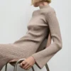 Rippstrickkleid mit Perkins-Ausschnitt Rippstrickkleid mit Perkins-Ausschnitt