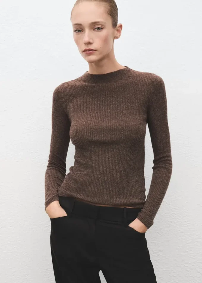 Rippstrickpullover mit Perkins-Kragen Rippstrickpullover mit Perkins-Kragen