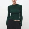 Rippstrickpullover mit Perkins-Kragen Rippstrickpullover mit Perkins-Kragen