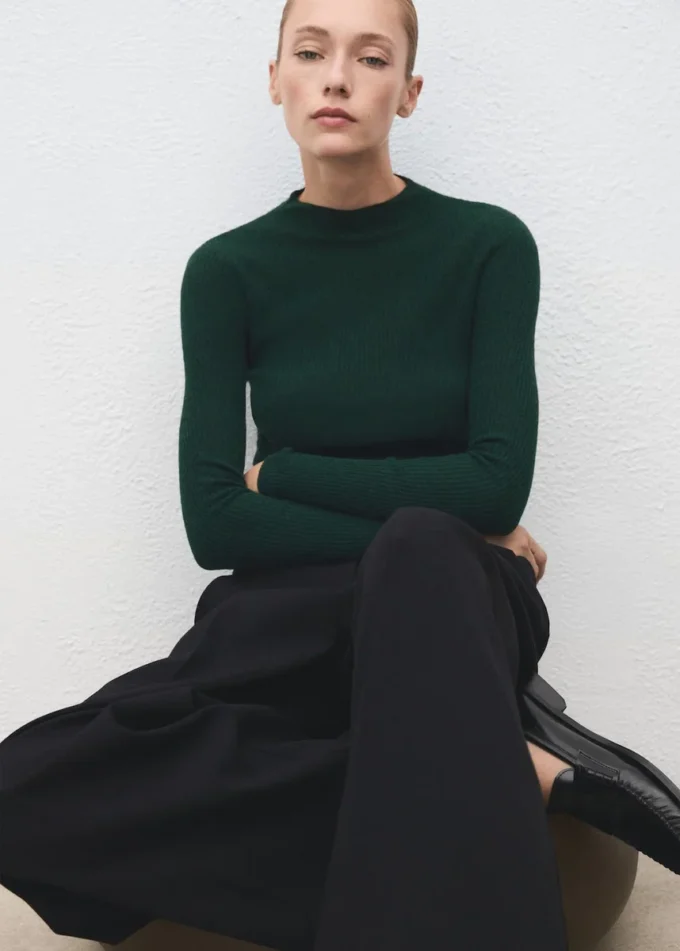 Rippstrickpullover mit Perkins-Kragen Rippstrickpullover mit Perkins-Kragen