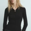 Rippstrickpullover mit Schmuckknopf Rippstrickpullover mit Schmuckknopf