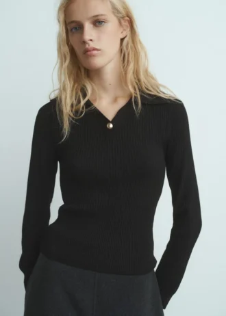 Rippstrickpullover mit Schmuckknopf