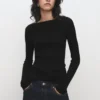 Rippstrickpullover mit U-Boot-Ausschnitt Rippstrickpullover mit U-Boot-Ausschnitt