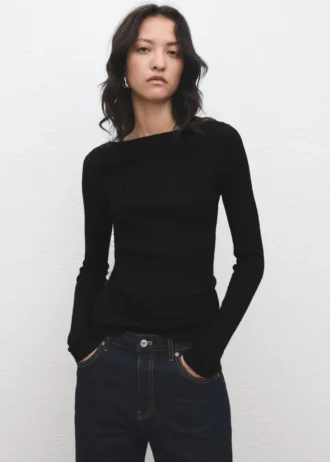 Rippstrickpullover mit U-Boot-Ausschnitt