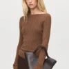 Rippstrickpullover mit U-Boot-Ausschnitt Rippstrickpullover mit U-Boot-Ausschnitt
