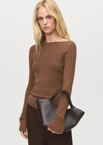 Rippstrickpullover mit U-Boot-Ausschnitt