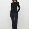 Rippstrickpullover mit U-Boot-Ausschnitt Rippstrickpullover mit U-Boot-Ausschnitt