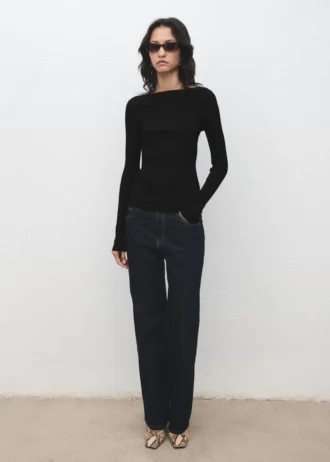 Rippstrickpullover mit U-Boot-Ausschnitt