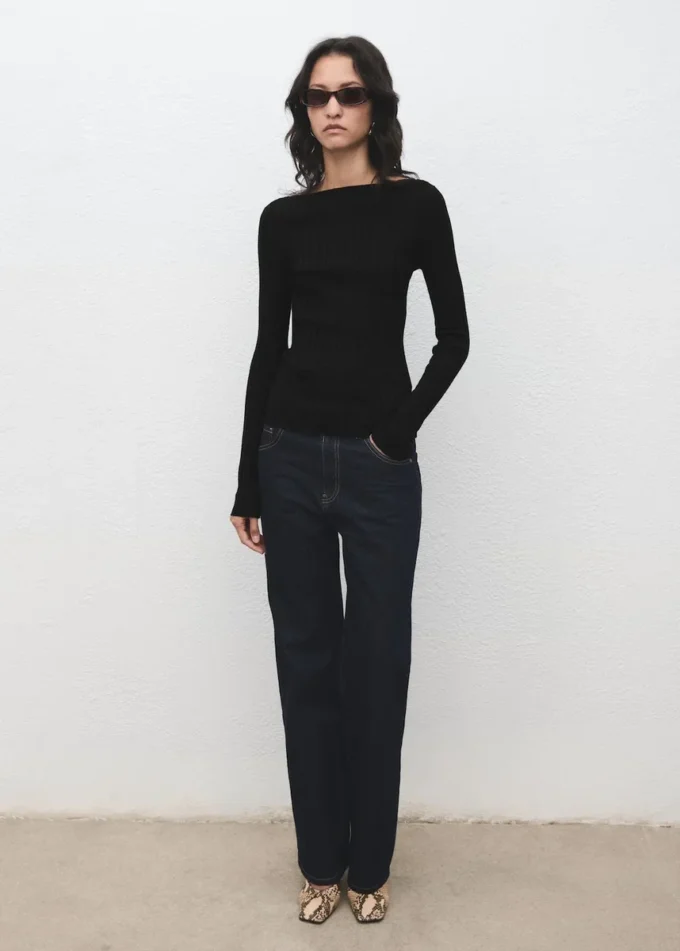 Rippstrickpullover mit U-Boot-Ausschnitt Rippstrickpullover mit U-Boot-Ausschnitt