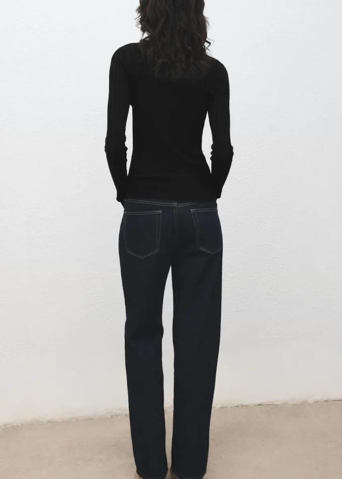 Rippstrickpullover mit U-Boot-Ausschnitt Rippstrickpullover mit U-Boot-Ausschnitt
