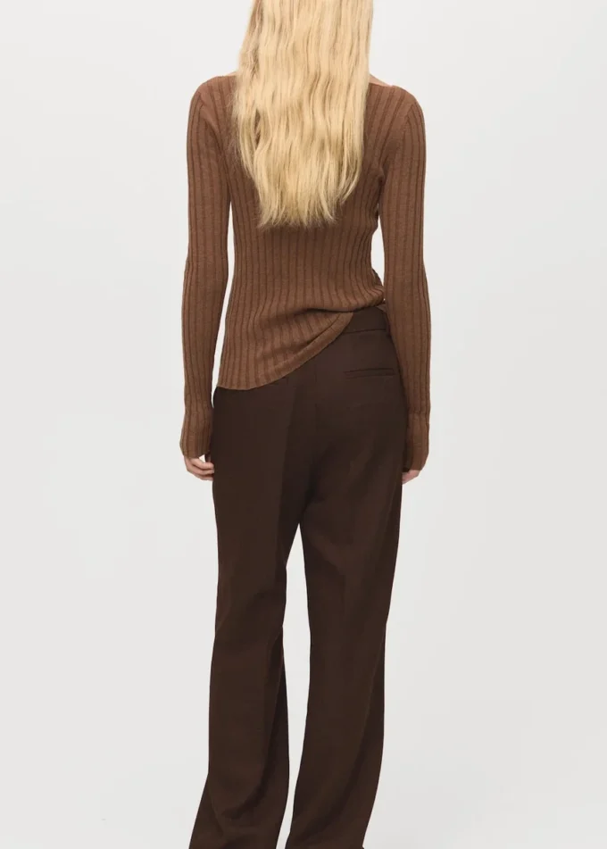 Rippstrickpullover mit U-Boot-Ausschnitt Rippstrickpullover mit U-Boot-Ausschnitt