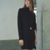 Rollkragenkleid mit asymmetrischen Ärmeln Rollkragenkleid mit asymmetrischen Ärmeln