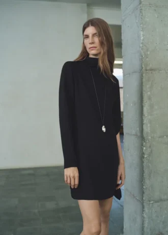 Rollkragenkleid mit asymmetrischen Ärmeln