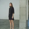 Rollkragenkleid mit asymmetrischen Ärmeln Rollkragenkleid mit asymmetrischen Ärmeln