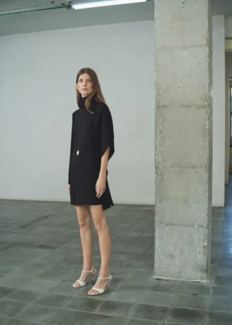 Rollkragenkleid mit asymmetrischen Ärmeln