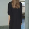Rollkragenkleid mit asymmetrischen Ärmeln Rollkragenkleid mit asymmetrischen Ärmeln