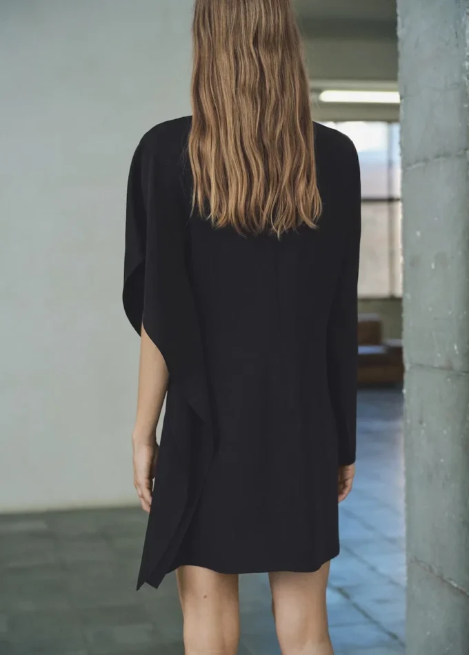 Rollkragenkleid mit asymmetrischen Ärmeln Rollkragenkleid mit asymmetrischen Ärmeln