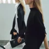 Rollkragenkleid mit asymmetrischen Ärmeln Rollkragenkleid mit asymmetrischen Ärmeln