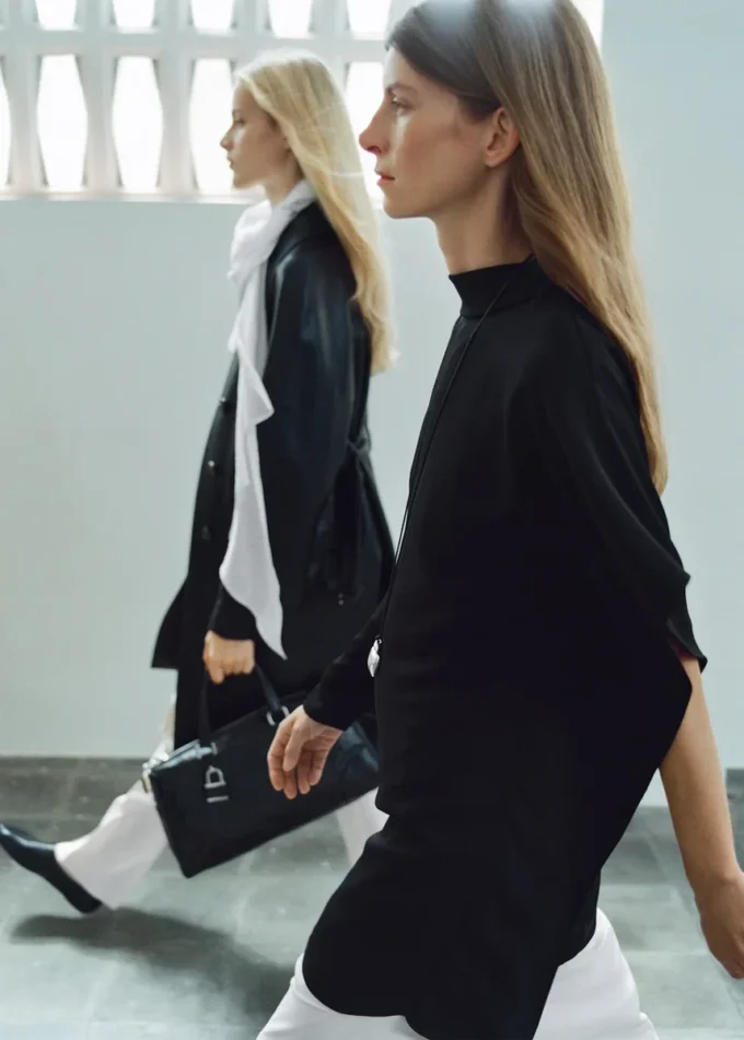 Rollkragenkleid mit asymmetrischen Ärmeln Rollkragenkleid mit asymmetrischen Ärmeln