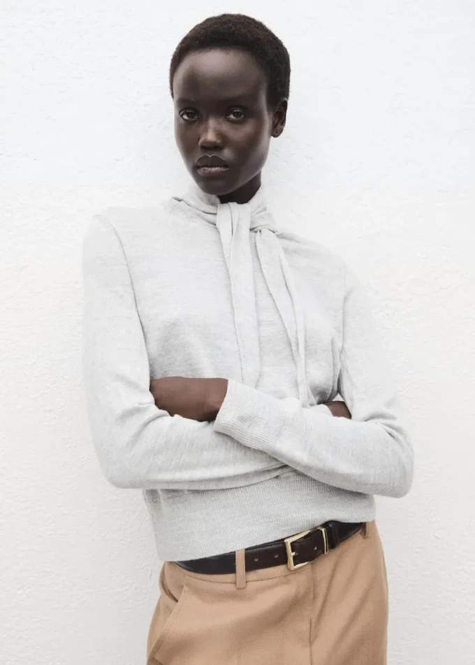 Rollkragenpullover mit Knoten