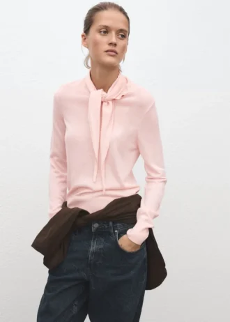 Rollkragenpullover mit Knoten