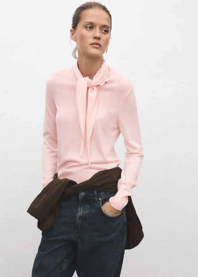 Rollkragenpullover mit Knoten
