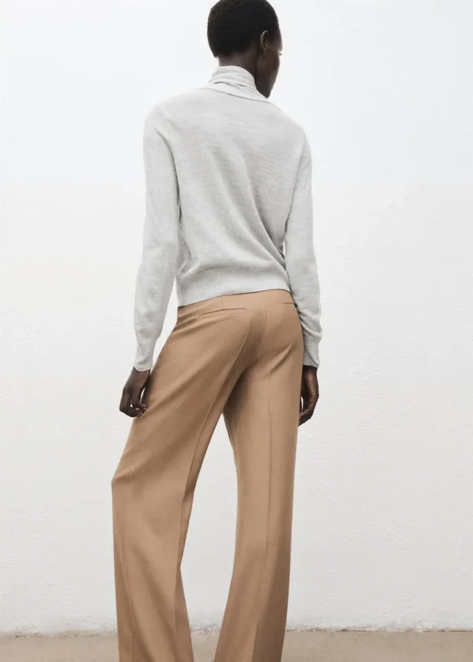 Rollkragenpullover mit Knoten