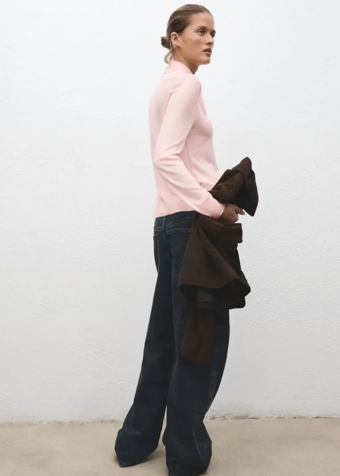 Rollkragenpullover mit Knoten