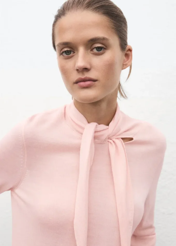 Rollkragenpullover mit Knoten