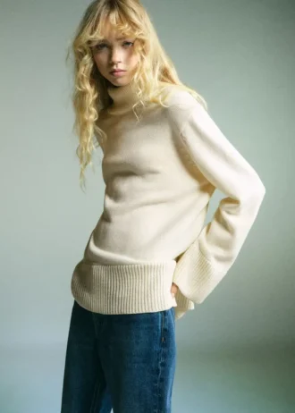 Rollkragenpullover mit Schlitzen