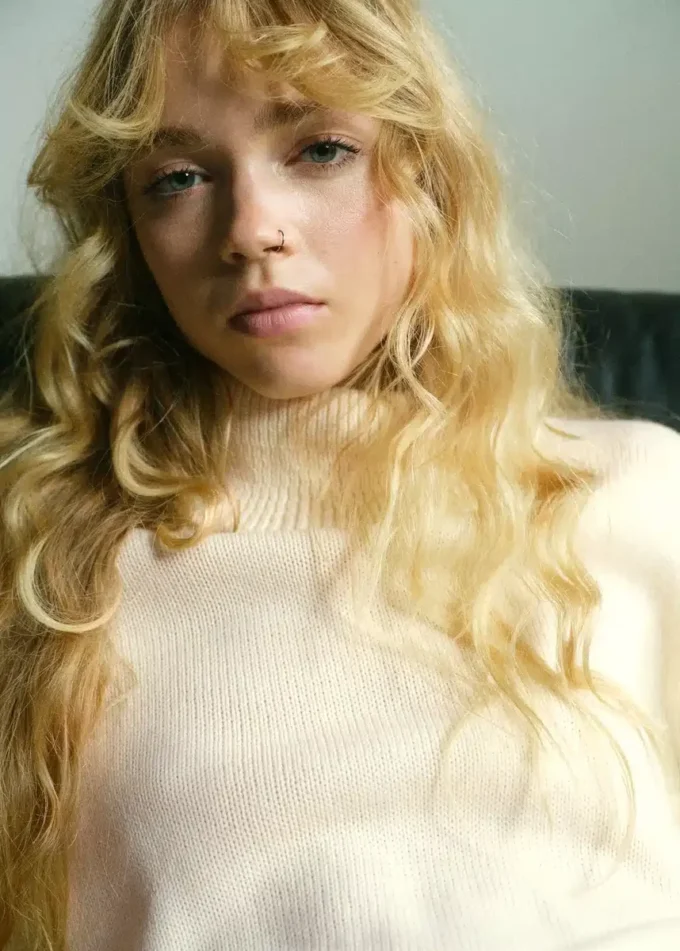 Rollkragenpullover mit Schlitzen