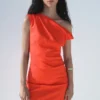 Rüschenkleid mit asymmetrischem Ausschnitt Rüschenkleid mit asymmetrischem Ausschnitt
