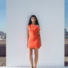 Rüschenkleid mit asymmetrischem Ausschnitt Rüschenkleid mit asymmetrischem Ausschnitt